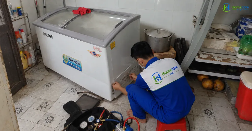 Kỹ thuật viên Homecare Việt lắp ráp lại hoàn thiện và dùng nhiệt kế kỹ thuật số kiểm tra nhiệt độ âm sâu