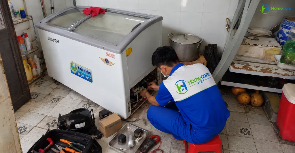 Kỹ thuật viên Homecare Việt tiến hành thay thế linh kiện chính hãng và xử lý triệt để sự cố cho tủ đông